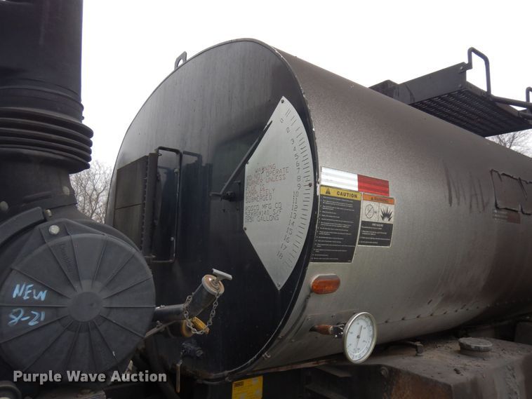 image for item AF9447 2002 Freightliner FC70  oil distributor truck