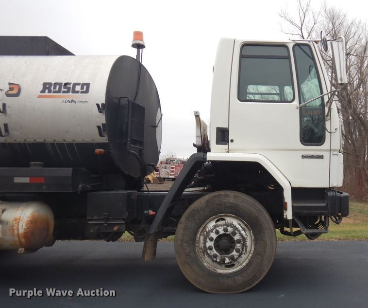 image for item AF9448 2005 Freightliner FC80  oil distributor truck