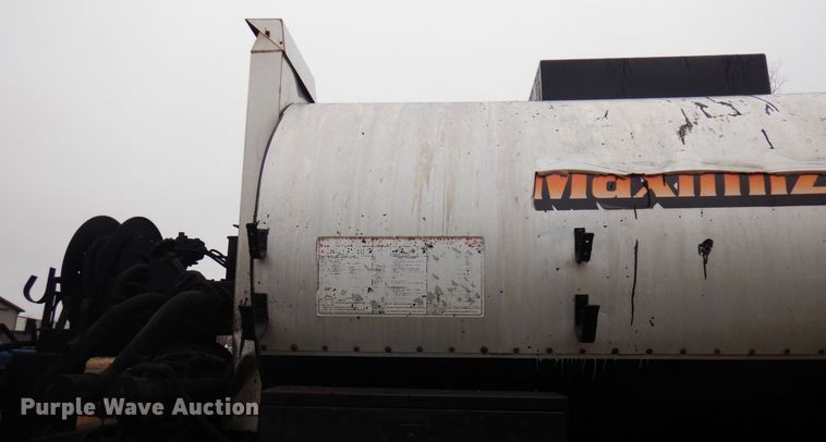 image for item AF9448 2005 Freightliner FC80  oil distributor truck