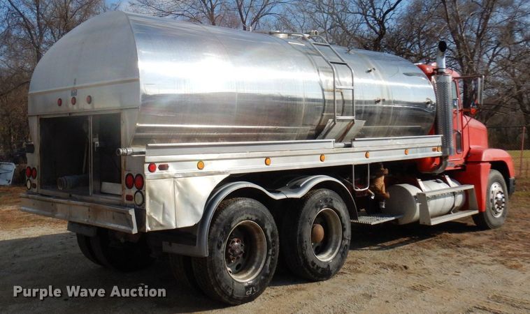 image for item AF9469 1995 Freightliner FLD  water truck