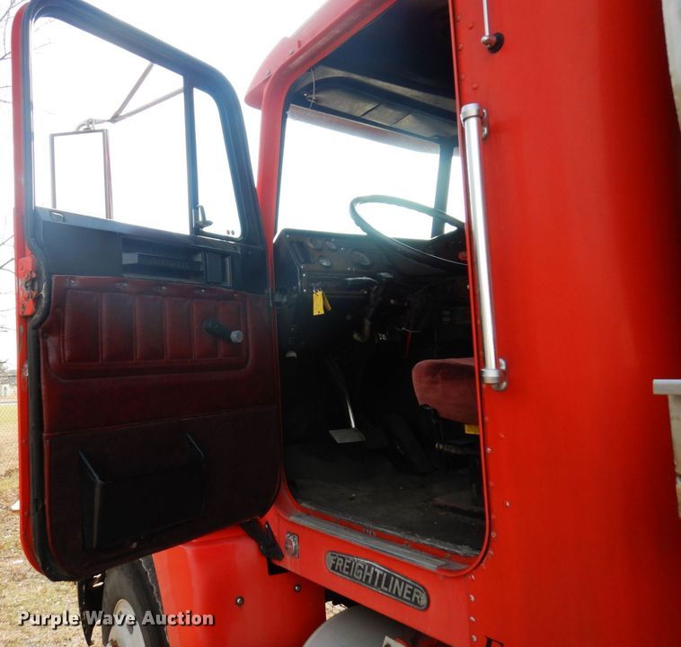 image for item AF9469 1995 Freightliner FLD  water truck