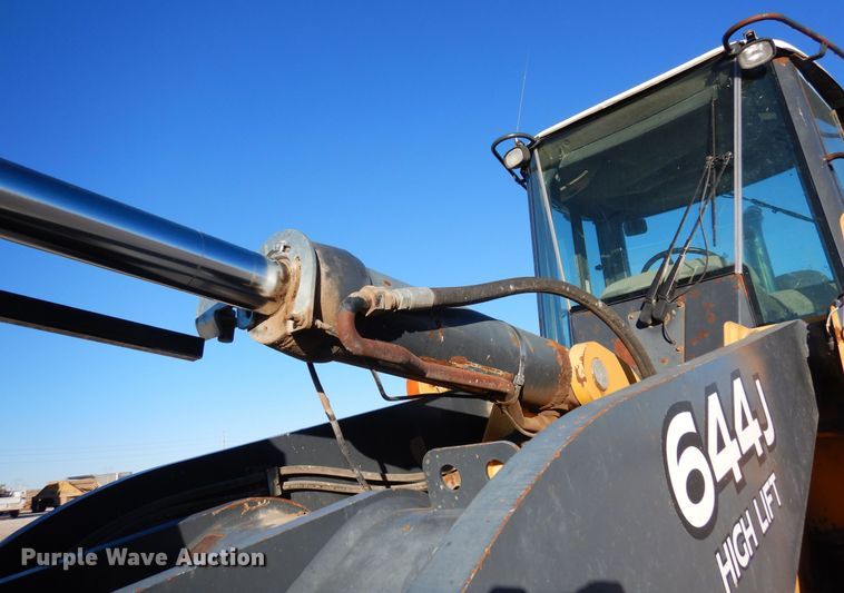 image for item DF8216 2005 John Deere 644J  wheel loader