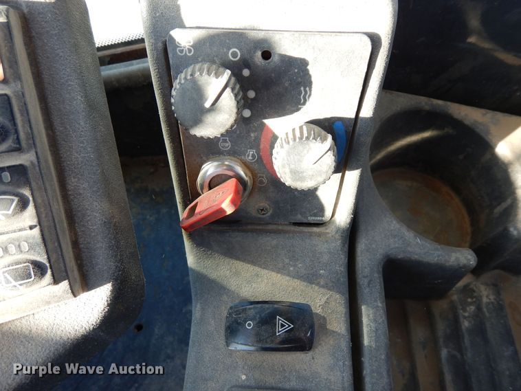 image for item DF8216 2005 John Deere 644J  wheel loader