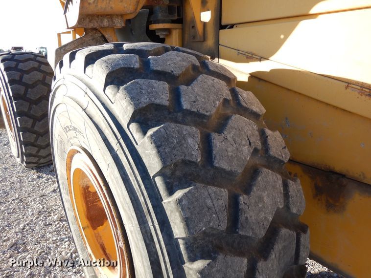 image for item DF8216 2005 John Deere 644J  wheel loader