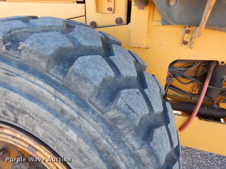image for item DF8216 2005 John Deere 644J  wheel loader