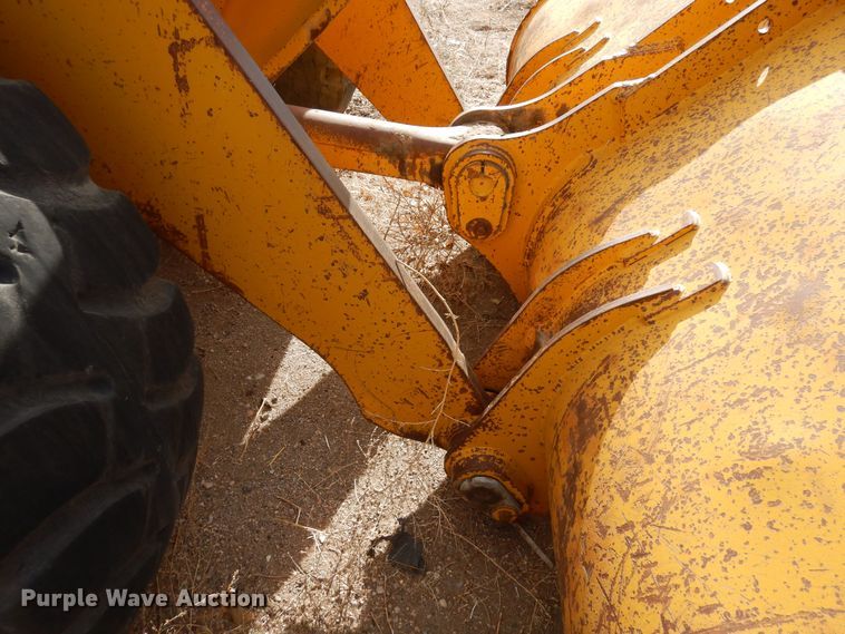 image for item DF8232 1989 John Deere 624E  wheel loader