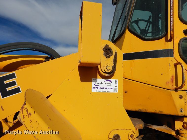 image for item DF8232 1989 John Deere 624E  wheel loader
