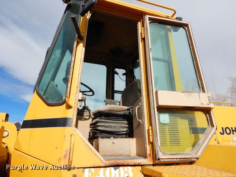 image for item DF8232 1989 John Deere 624E  wheel loader