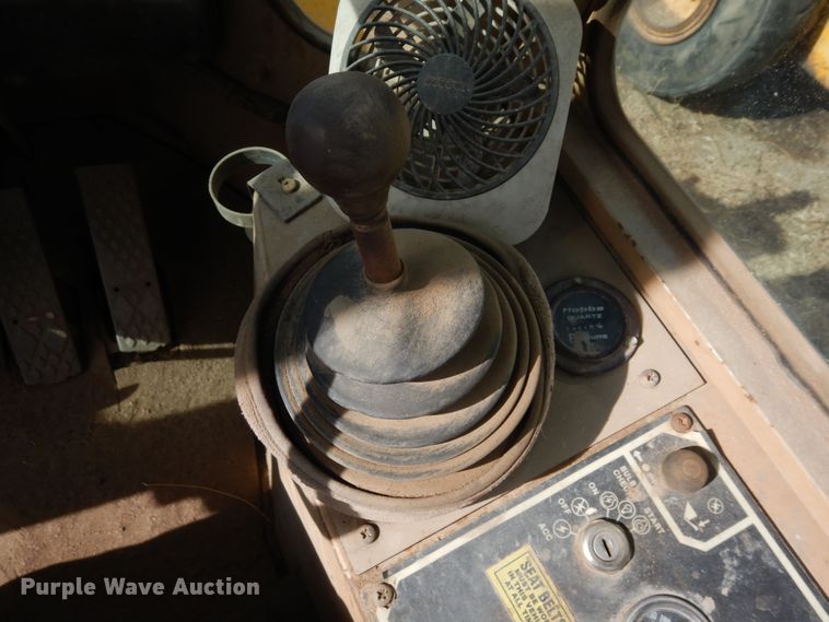 image for item DF8232 1989 John Deere 624E  wheel loader