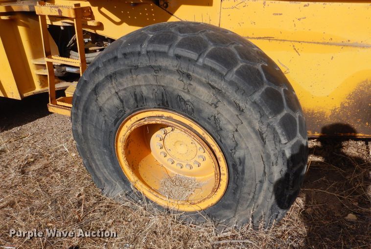 image for item DF8232 1989 John Deere 624E  wheel loader
