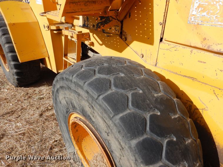 image for item DF8232 1989 John Deere 624E  wheel loader
