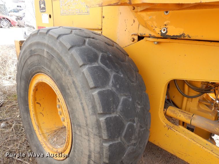 image for item DF8232 1989 John Deere 624E  wheel loader