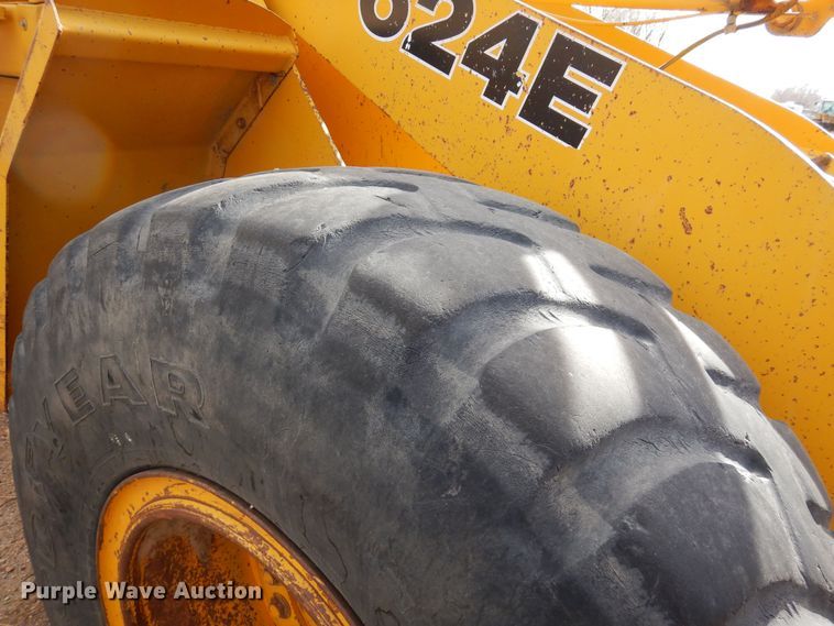 image for item DF8232 1989 John Deere 624E  wheel loader
