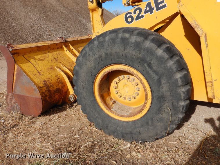 image for item DF8232 1989 John Deere 624E  wheel loader