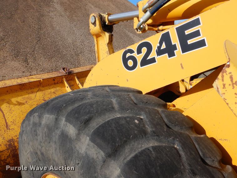 image for item DF8232 1989 John Deere 624E  wheel loader