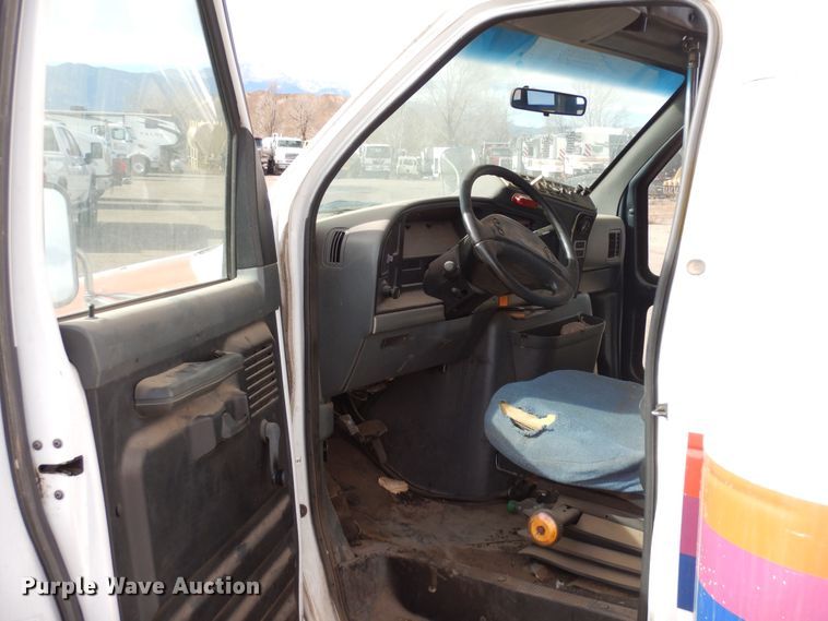 image for item DF8238 1994 Ford E350  shuttle bus