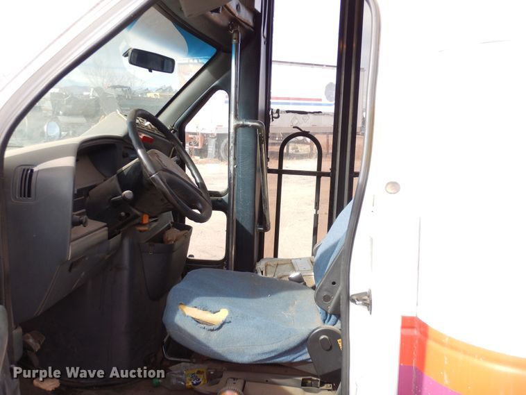 image for item DF8238 1994 Ford E350  shuttle bus