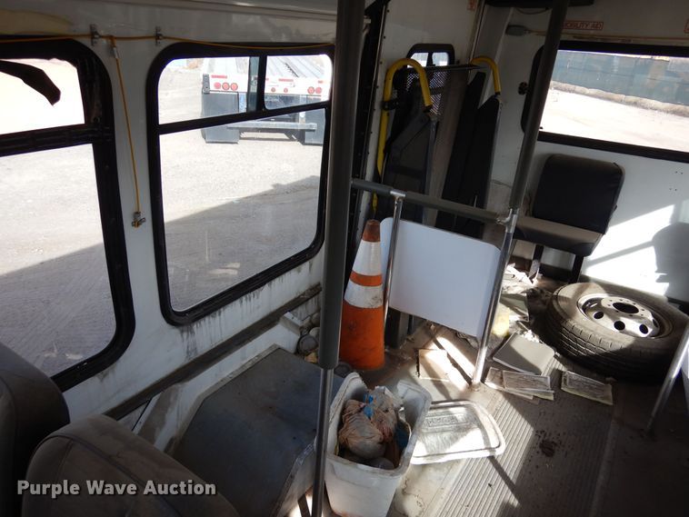 image for item DF8238 1994 Ford E350  shuttle bus