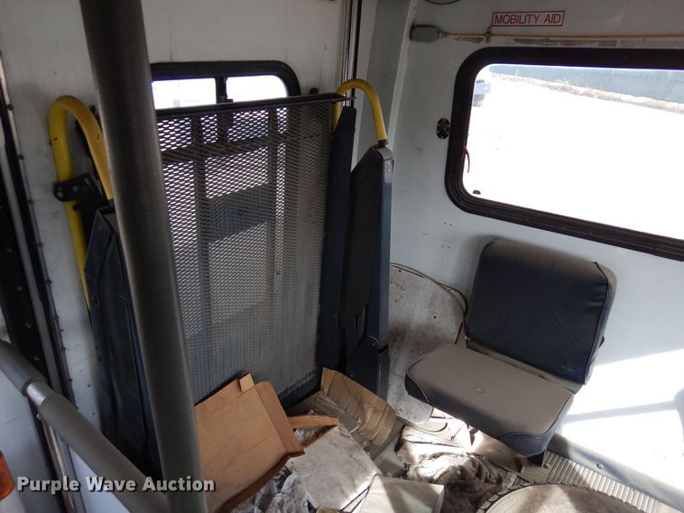 image for item DF8238 1994 Ford E350  shuttle bus