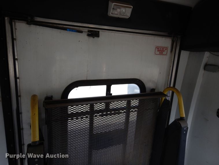 image for item DF8238 1994 Ford E350  shuttle bus