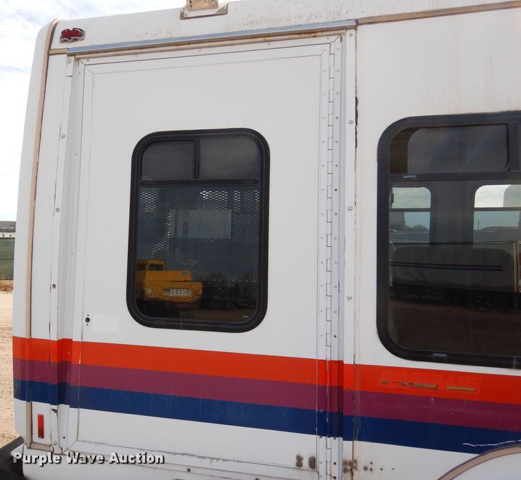 image for item DF8238 1994 Ford E350  shuttle bus