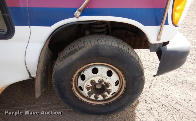 image for item DF8238 1994 Ford E350  shuttle bus