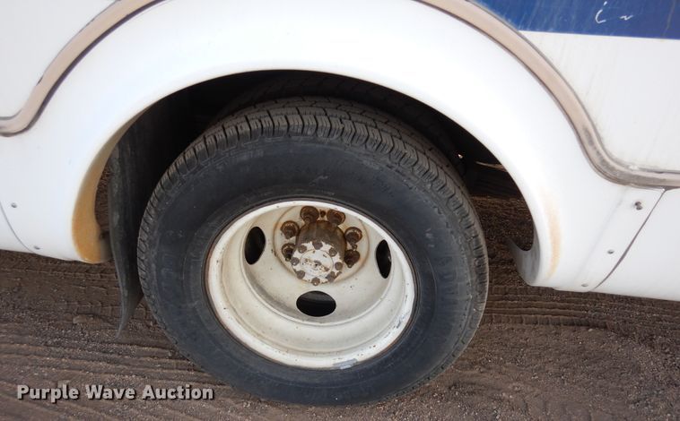 image for item DF8238 1994 Ford E350  shuttle bus