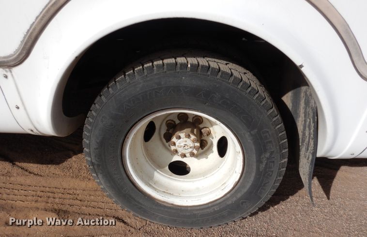 image for item DF8238 1994 Ford E350  shuttle bus