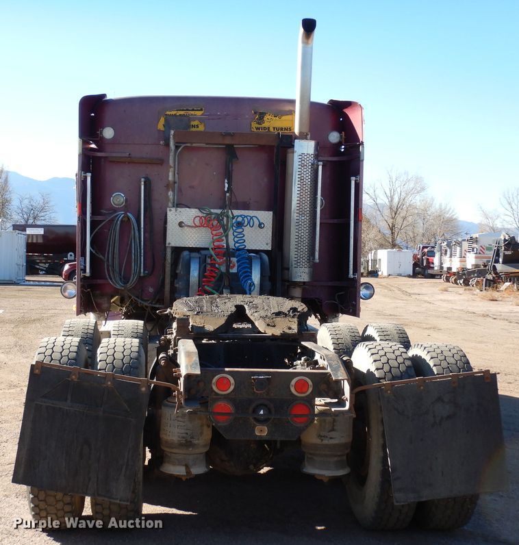 image for item DF8241 1998 Freightliner FLD 120  semi truck