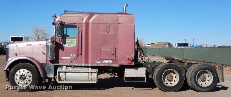 image for item DF8241 1998 Freightliner FLD 120  semi truck