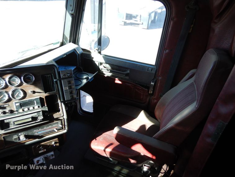 image for item DF8241 1998 Freightliner FLD 120  semi truck