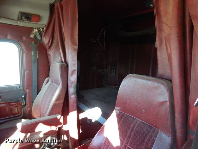 image for item DF8241 1998 Freightliner FLD 120  semi truck