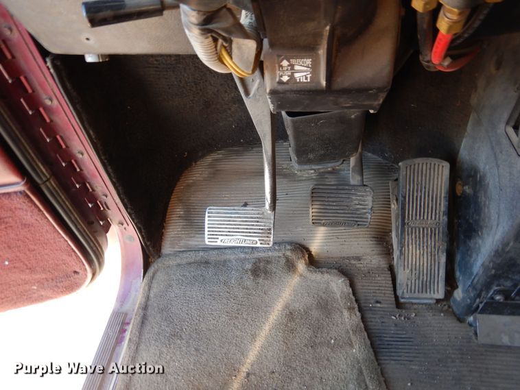 image for item DF8241 1998 Freightliner FLD 120  semi truck