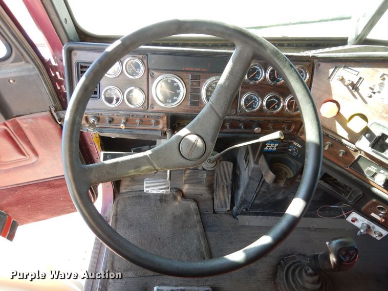 image for item DF8241 1998 Freightliner FLD 120  semi truck