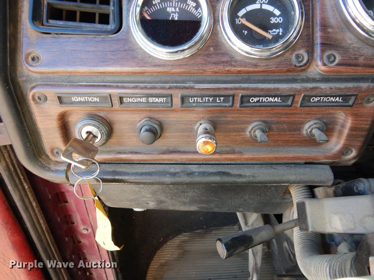 image for item DF8241 1998 Freightliner FLD 120  semi truck