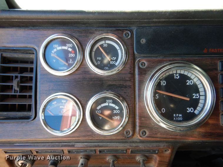 image for item DF8241 1998 Freightliner FLD 120  semi truck