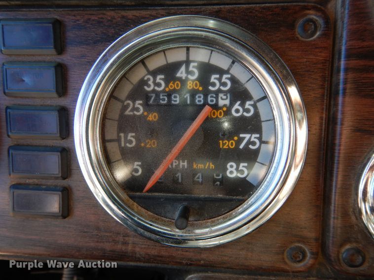 image for item DF8241 1998 Freightliner FLD 120  semi truck