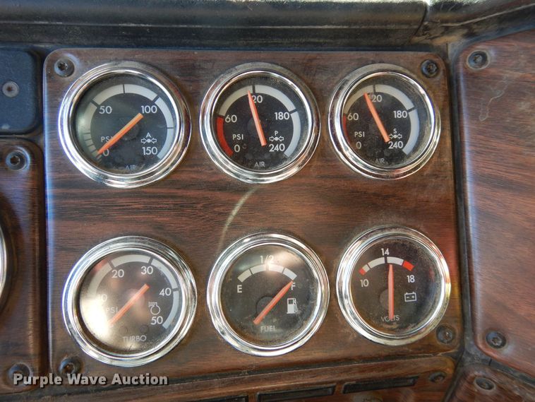 image for item DF8241 1998 Freightliner FLD 120  semi truck