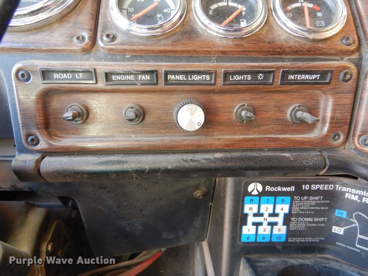 image for item DF8241 1998 Freightliner FLD 120  semi truck