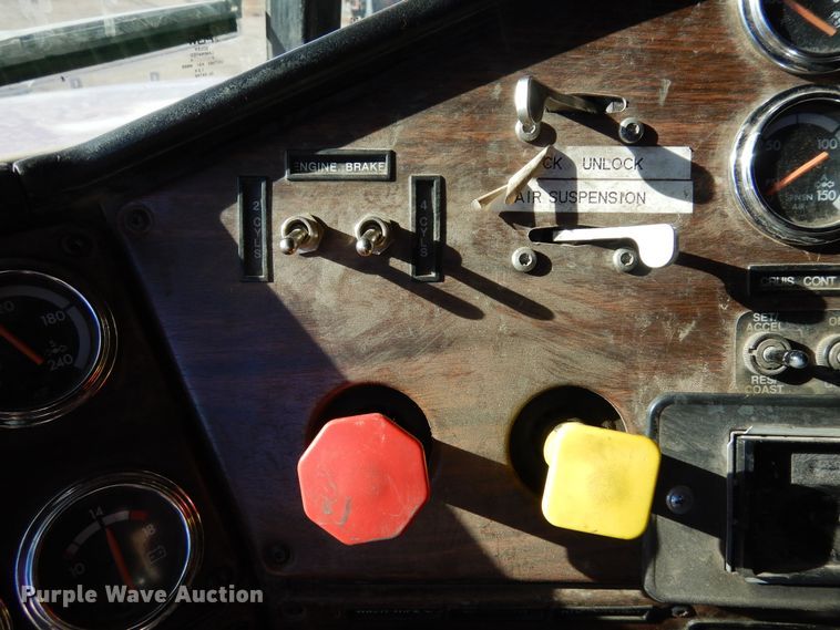 image for item DF8241 1998 Freightliner FLD 120  semi truck