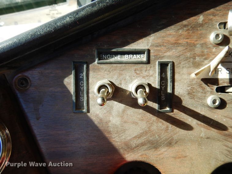 image for item DF8241 1998 Freightliner FLD 120  semi truck