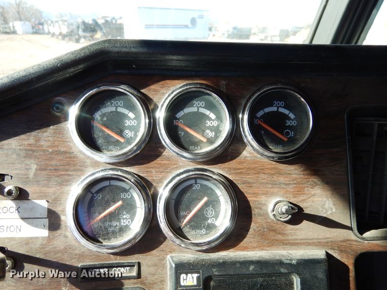 image for item DF8241 1998 Freightliner FLD 120  semi truck