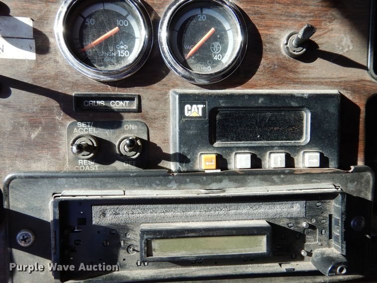 image for item DF8241 1998 Freightliner FLD 120  semi truck