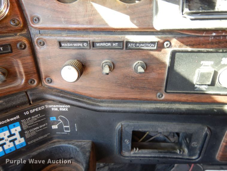 image for item DF8241 1998 Freightliner FLD 120  semi truck