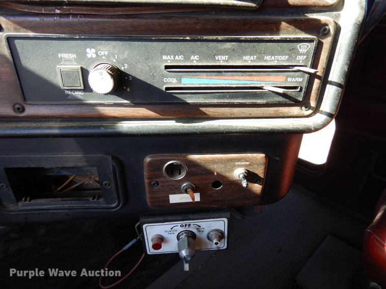 image for item DF8241 1998 Freightliner FLD 120  semi truck