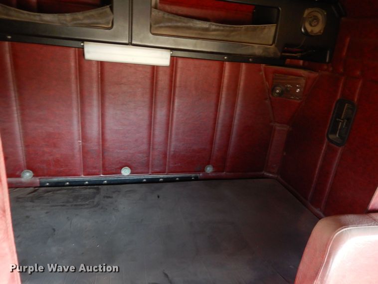 image for item DF8241 1998 Freightliner FLD 120  semi truck