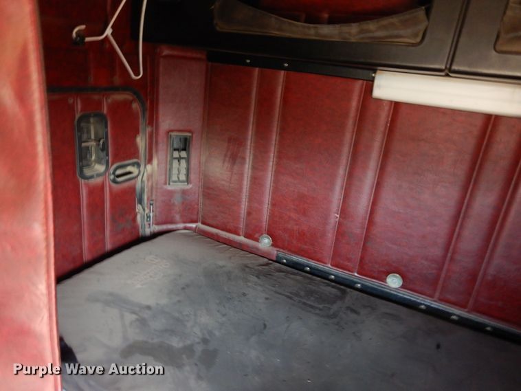 image for item DF8241 1998 Freightliner FLD 120  semi truck