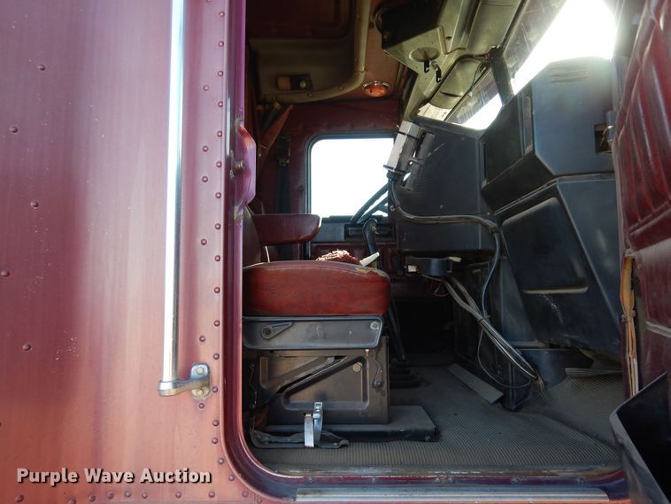 image for item DF8241 1998 Freightliner FLD 120  semi truck