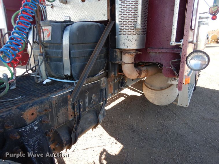 image for item DF8241 1998 Freightliner FLD 120  semi truck