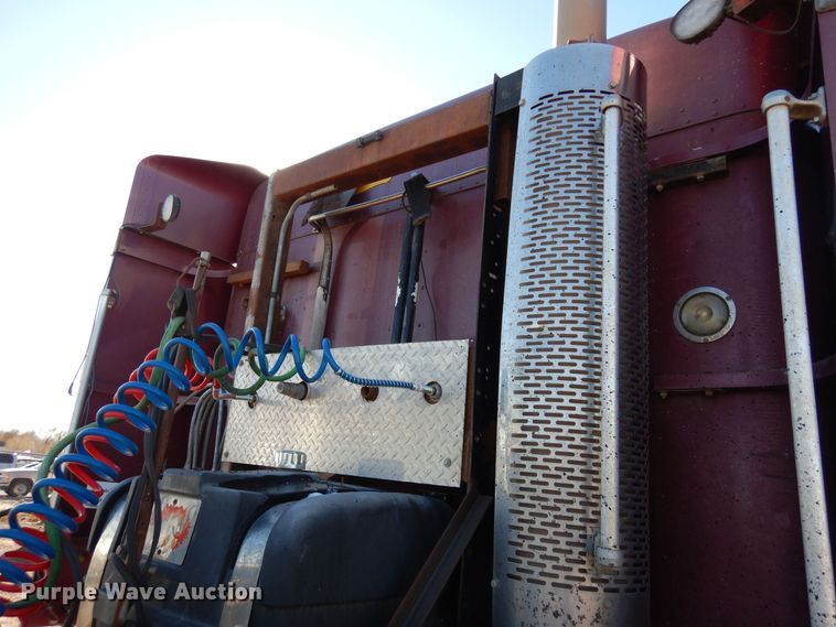 image for item DF8241 1998 Freightliner FLD 120  semi truck